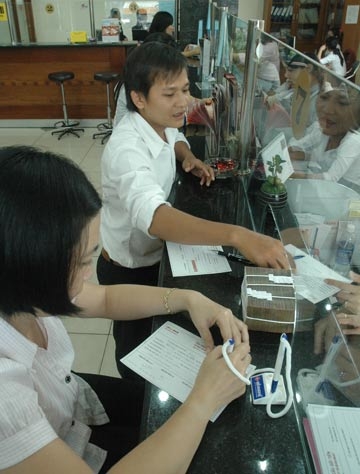 Fitch hạ hạng tín dụng VN