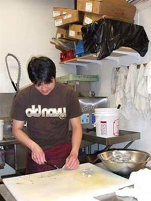 Du học sinh Việt Nam bận rộn làm thêm hè