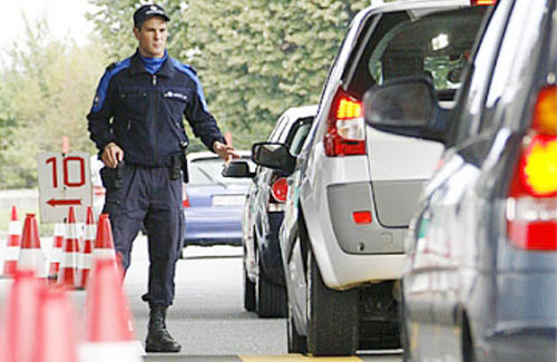Châu Âu đóng cửa biên giớ́i. Hiệp định Schengen có vào sọt rác không?