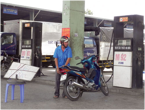 Thị trường xăng dầu lại méo mó