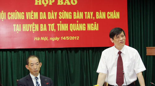 Truy ’bệnh lạ’: Cảm động bác sĩ không dám uống nước dân mời!