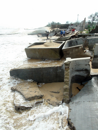 Huế: biển dữ đang “ăn” vào đất liền