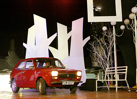 Vợ chồng Trương Lê Sơn đưa xe Trịnh lên sân khấu