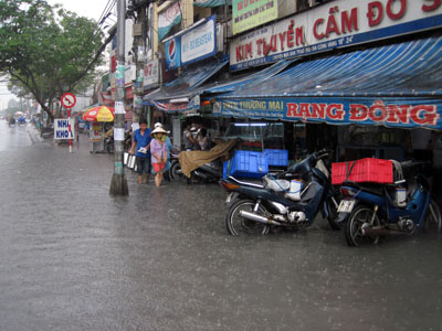 TPHCM: Mưa lớn gây ngập nhiều nơi