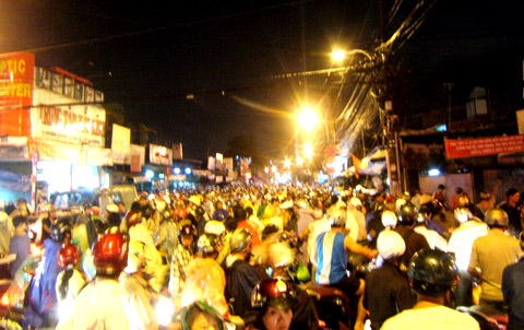 Mưa lớn kết hợp triều cường, Sài Gòn tê liệt trong biển nước