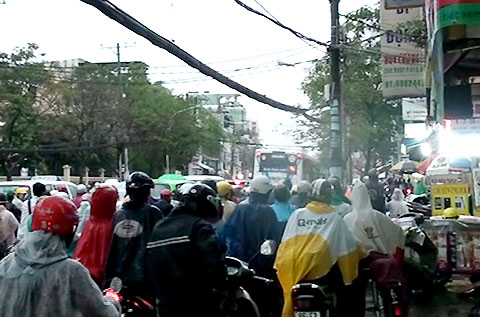Mưa to, Sài Gòn lại chìm trong biển nước