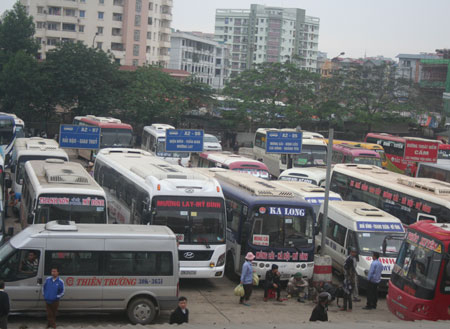 Hà Nội: Nhà ga “sốt” khách, nhà xe lo tắc đường