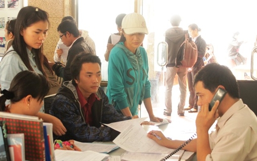 Cử nhân đại học treo bằng đi làm công nhân