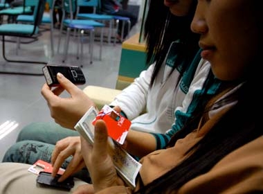 Sinh viên 'bội thực' sim di động miễn phí