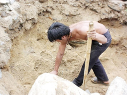 Vàng tặc, thuốc nổ và chất độc