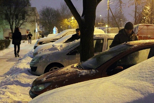 Dọn tuyết trên xe ô tô đúng cách – hãy làm có kết quả và để không bị phạt