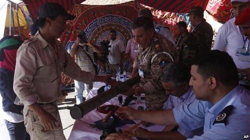 Người Libya giao nạp vũ khí