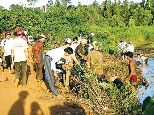 Săn lùng “thần dược” thủy tùng: Nhộn nhịp chợ gỗ