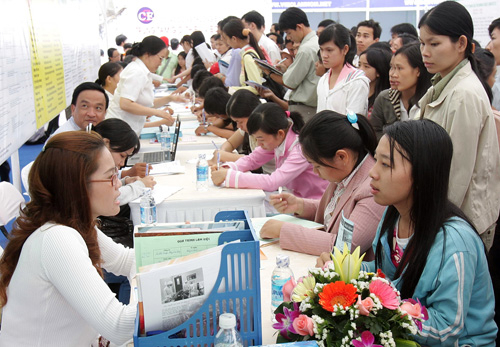 “Giam” bằng đại học để giữ lao động