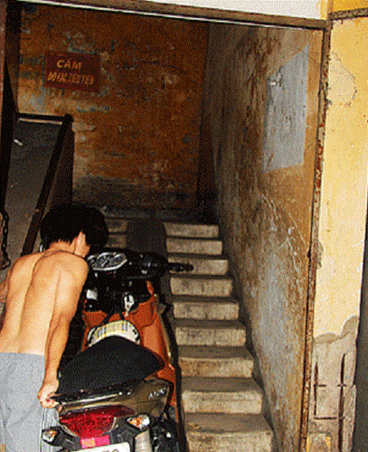 Người và xe “khóc hận” chung cư…