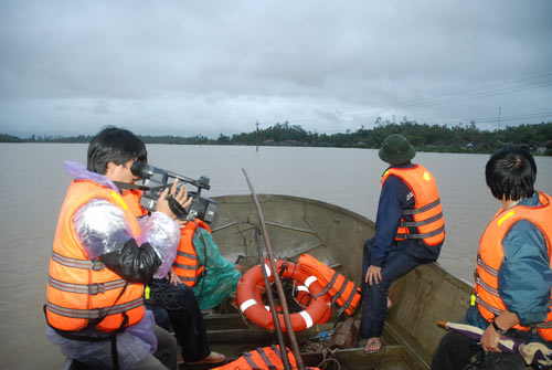 Lũ, bão và... báo