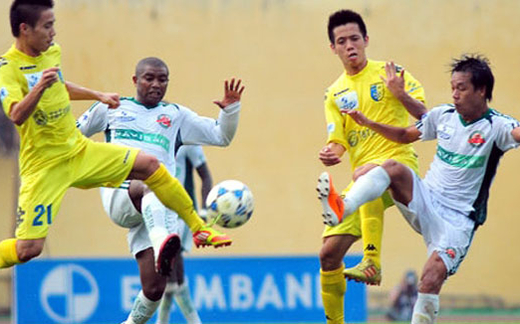 Chiếc càvạt trên áo các ông bầu