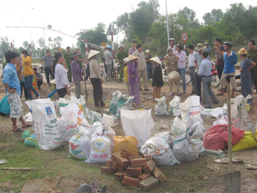 Dân đòi lấp cống xả Sonadezi