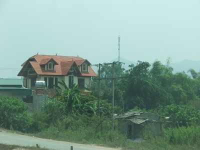 Quản đất nông, lâm trường... trên giấy:  Biệt thự xây nhanh, chính quyền không xoay kịp