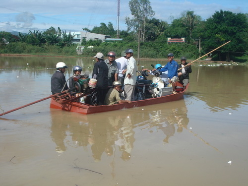Miền Trung nhiều nơi chới với trong lũ