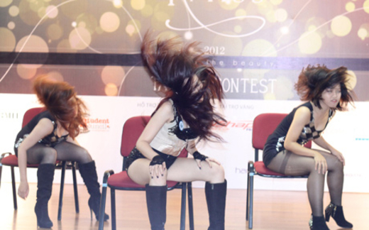 Làng nhạc Việt: 'Bò rống' lên ngôi, 'vịt kêu' toả sáng