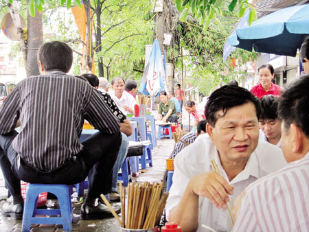 Kỳ dị ẩm thực Hà Thành: Phở, cháo, bún luyện… thần kinh