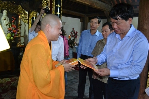 Bộ Giao thông vui tính, sư thầy tặng sách "Chú đại bi..."