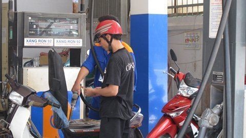 Kêu lỗ: Vừa lên giá, xăng dầu muốn tăng tiếp