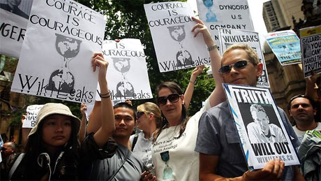 Julian Assange được giam cách ly trong tù