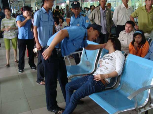 Hàng ngàn người xô đẩy tranh nhau mua vé xe Tết