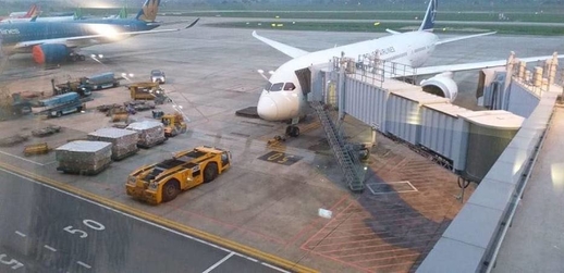 Việt Nam đang giúp Ba Lan trong cuộc chiến chống coronavirus.
Chiếc máy bay cùng với các thiết bị y tế đã hạ cánh ở Vác-sa-va.