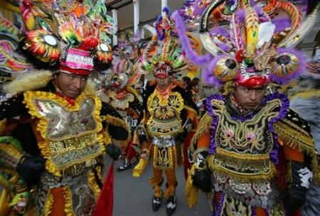 Hoa hậu Hoàn vũ Peru khơi mào “cuộc chiến” Peru - Bolivia