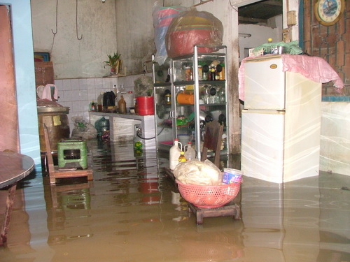 Vỡ bờ bao, hàng trăm nhà dân ngập hơn nửa mét