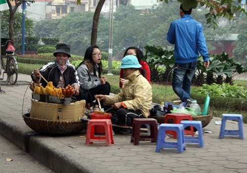 Ăn, hít bụi bên đường Láng