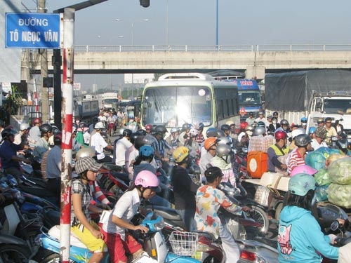 Cầu Gò Dưa “treo” đến bao giờ?