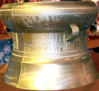 Văn hóa quan chức: Khi bí thư tỉnh ủy mua… trống đồng!