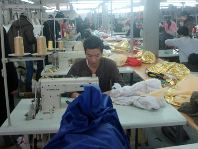 Chợ Vòm “tẩy rửa”: Xưởng may Việt “thu mình”