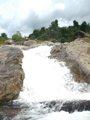 Tắm suối nơi thác nhỏ rừng hoang Ninh Thượng