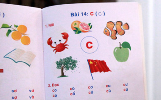 Sách học vần tiếng Việt lại vẽ cờ Trung Quốc