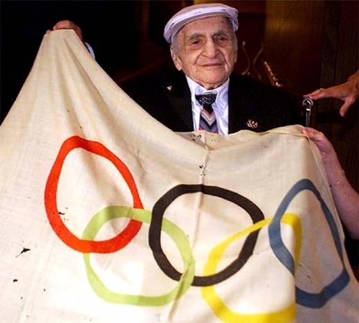 Lá cờ Olympic trở lại sau 80 năm