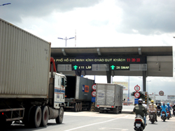 “Rục rịch” tăng mức thu phí xe, DN lo “sốt vó”