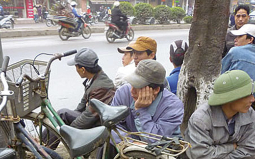 Đợi việc ở vỉa hè