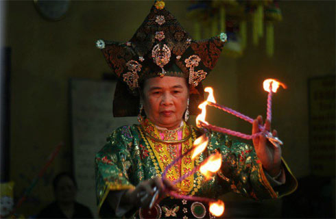 Giới đồng cốt vào mùa 'tiệc' hầu bóng