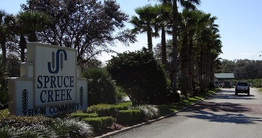 Khung cảnh ở thị trấn mỗi nhà đều có máy bay riêng