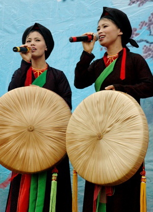 Nón ba tầm, em xoay tròn tháng giêng