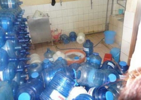 Nước tinh khiết đóng chai: Biết rồi không dám uống
