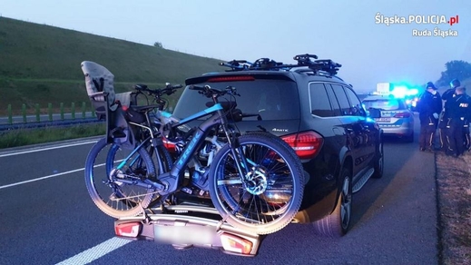 Cảnh sát đã truy đuổi tên trộm trên chặng đường dài 90 km. Hắn tháo chạy bằng một chiếc xe mercedes có giá nửa triệu złoty