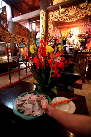 "Hối lộ" tiền lẻ cụ rùa cầu đỗ đạt