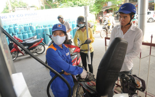 Doanh nghiệp xăng dầu chưa giảm giá: Lỗ công thức, lãi thực tế