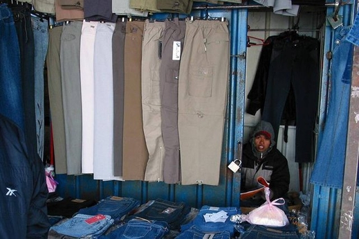 Người Việt chạy khỏi công ty của một chính trị gia đảng Polska Jest Najważniejsza (Ba Lan là quan trong nhất – viết tắt là PJN). Họ phàn nàn là bị đánh, bị bỏ đói và thu giữ hộ chiếu